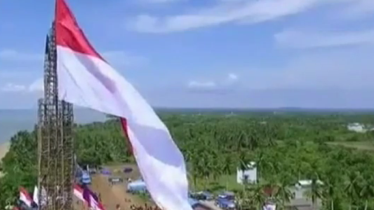 Pengibaran Bendera Merah Putih Rakasa oleh Gerakan Pramuka